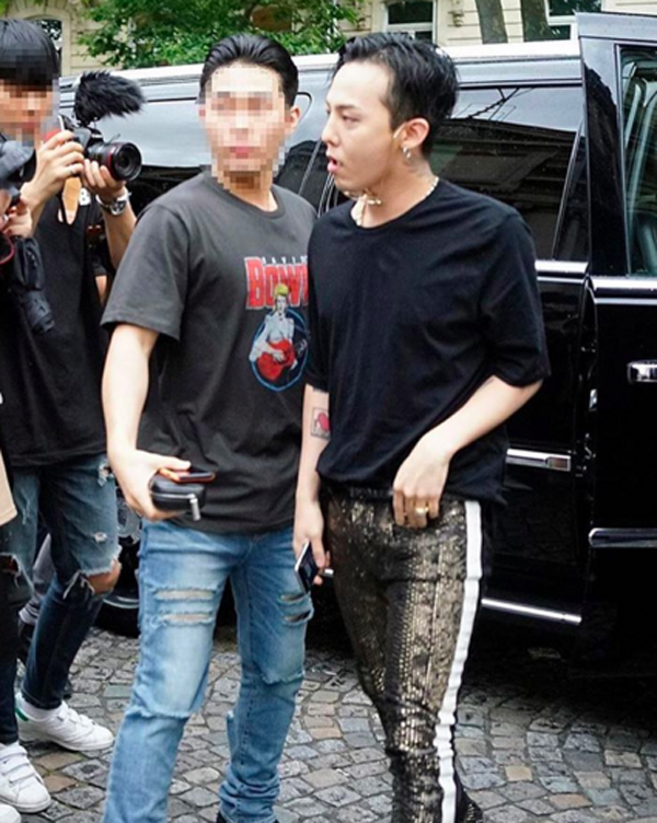 G-Dragon phì phèo khói thuốc, rời show Haider Ackermann tại Paris - Ảnh 3.