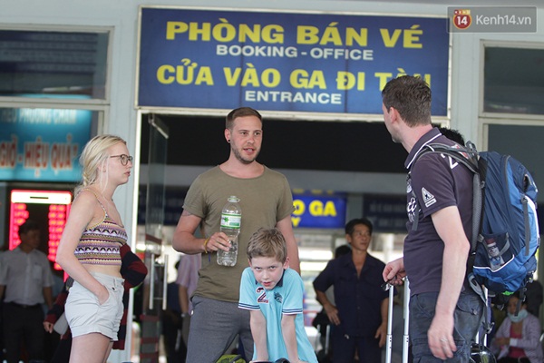 Vụ sập cầu Ghềnh: 300 hành khách ở ga Sài Gòn vật vờ chờ xe trung chuyển đến Biên Hòa - Ảnh 12.