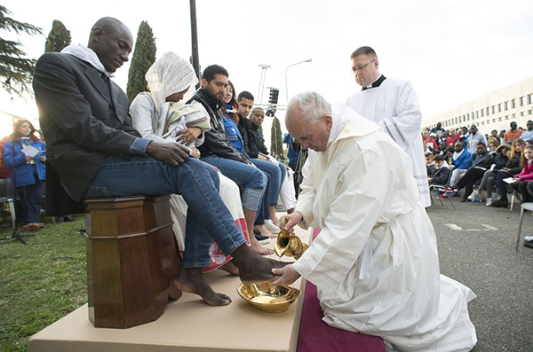 Xúc động hình ảnh giáo hoàng Francis quỳ xuống hôn chân người di cư - Ảnh 3.