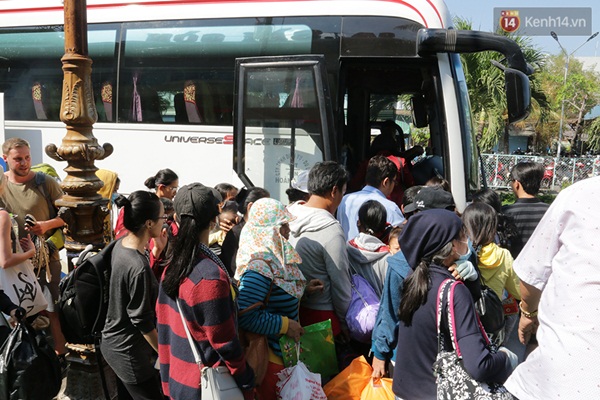 Vụ sập cầu Ghềnh: 300 hành khách ở ga Sài Gòn vật vờ chờ xe trung chuyển đến Biên Hòa - Ảnh 10.