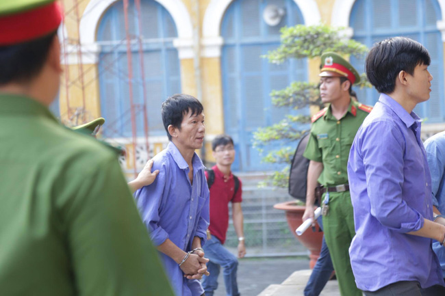 Vụ án mạng bố vợ giết con rể rồi chở xác ra công an đầu thú, bị cáo Nam có thể bị phạt tù 2 năm - Ảnh 1.