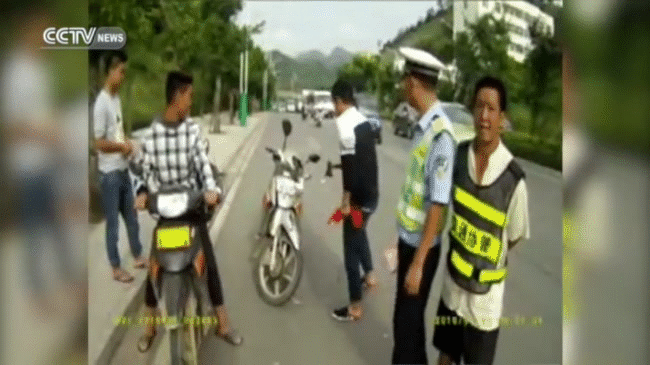 Bị cảnh sát giao thông tóm, thanh niên Trung Quốc tức tối dùng búa đập luôn xe máy - Ảnh 3.