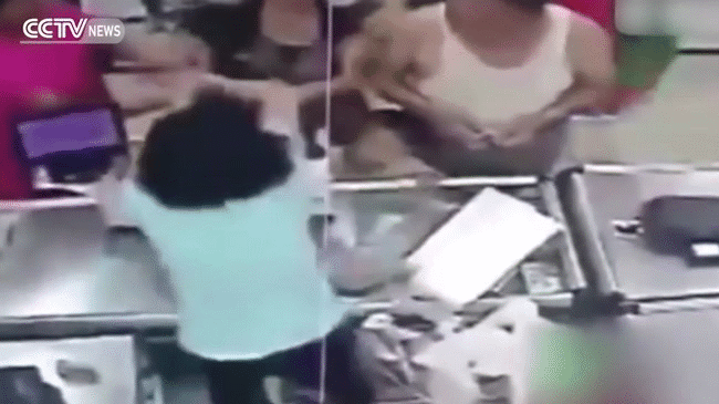 Trung Quốc: Uất ức vì bị khách hàng tát liên tiếp vào mặt, nhân viên thu ngân siêu thị tự tử - Ảnh 2.
