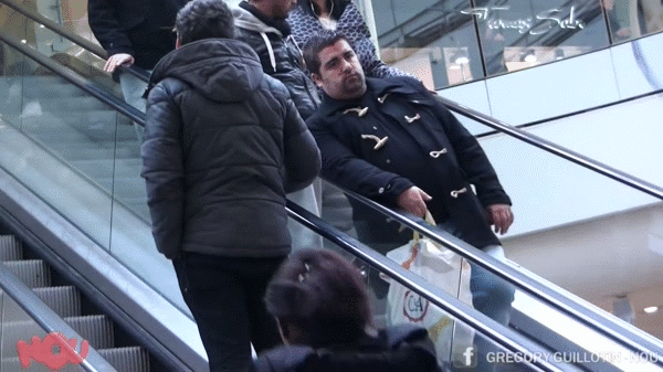 Video: Trai xinh, g&aacute;i đẹp thi nhau sờ tay người lạ tr&ecirc;n thang cuốn - Ảnh 2.