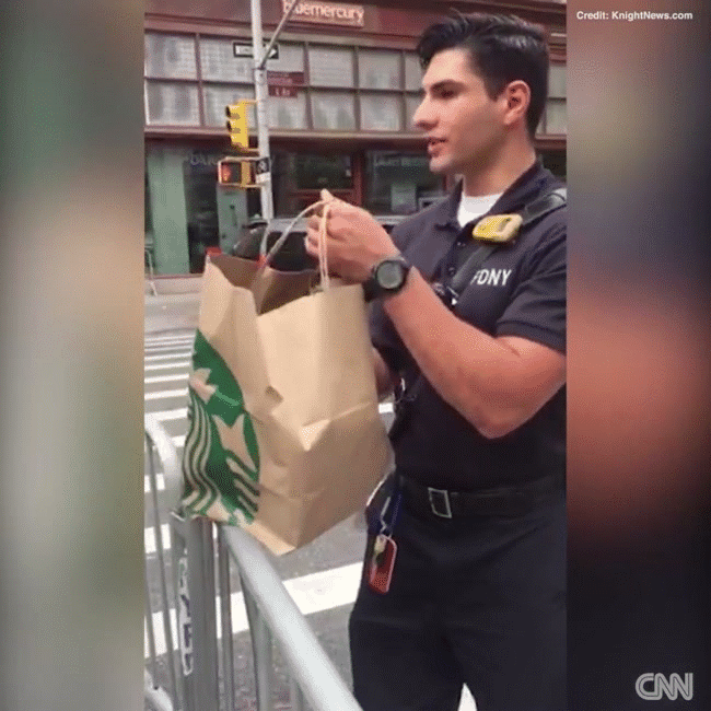 Câu chuyện đẹp đầu tuần: Nhân viên Starbucks bỏ tiền túi tặng đồ ăn, nước uống cho cảnh sát New York sau vụ nổ bom - Ảnh 2.