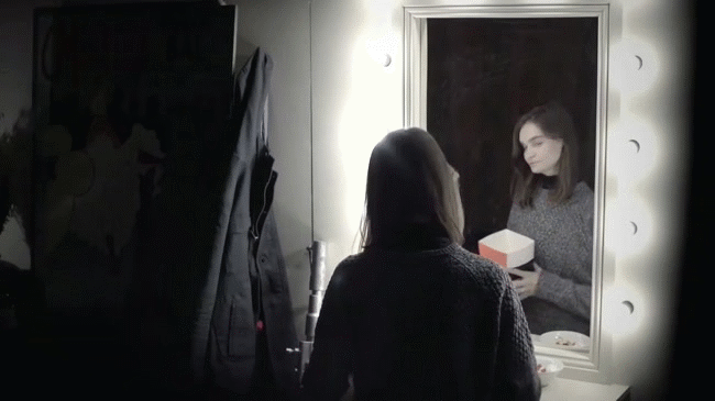 Video: cô gái hoảng hốt, gào thét khi thấy bóng Valak trong gương - Ảnh 2.