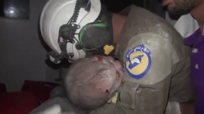 Giây phút nghẹn lòng người lính cứu hộ Syria bật khóc nức nở khi cứu bé gái khỏi đống đổ nát sau không kích - Ảnh 2.