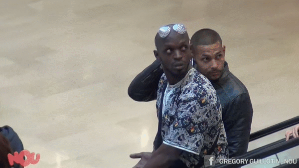 Video: Trai xinh, g&aacute;i đẹp thi nhau sờ tay người lạ tr&ecirc;n thang cuốn - Ảnh 3.