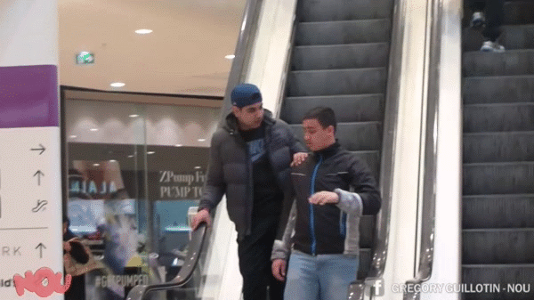 Video: Trai xinh, g&aacute;i đẹp thi nhau sờ tay người lạ tr&ecirc;n thang cuốn - Ảnh 5.