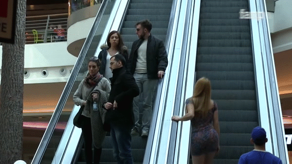 Video: Trai xinh, gái đẹp thi nhau sờ tay người lạ trên thang cuốn - Ảnh 7.
