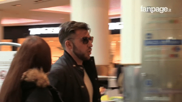 Video: Trai xinh, g&aacute;i đẹp thi nhau sờ tay người lạ tr&ecirc;n thang cuốn - Ảnh 8.