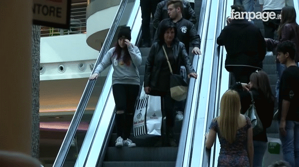 Video: Trai xinh, g&aacute;i đẹp thi nhau sờ tay người lạ tr&ecirc;n thang cuốn - Ảnh 6.