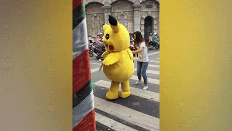 Thanh niên mặc đồ Pikachu giơ bảng dừng xe tắt máy khi đèn đỏ, bị tông ngã dúi dụi - Ảnh 2. Thanh niên mặc đồ Pikachu giơ bảng dừng xe tắt máy khi đèn đỏ, bị tông ngã dúi dụi - Ảnh 2.