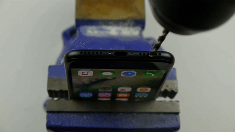 Bạn có thể tự khoan lỗ tai nghe iPhone 7 theo đúng nghĩa đen - Ảnh 3.