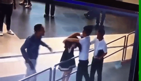 Người đàn ông áo đen giải cứu nữ nhân viên bị đánh ở sân bay Nội Bài là ai? - Ảnh 2.