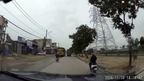 Clip: Điều khiển xe máy rẽ sang đường bất ngờ, người đàn ông bị xe tải tông trực diện - Ảnh 2.