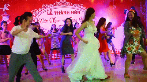 Cô dâu xinh đẹp vô tư nhảy điệu Zumba sôi động trong đám cưới - Ảnh 2.