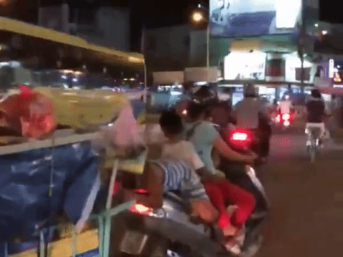 Khi người lớn thản nhi&ecirc;n để những đứa b&eacute; đ&ugrave;a giỡn với tử thần tr&ecirc;n đường phố - Ảnh 2.