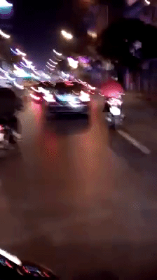 Hà Nội: Người dân truy đuổi ô tô biển xanh gây tai nạn rồi bỏ chạy trên phố - Ảnh 2.