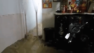 Clip: Lũ cuồn cuộn tràn vào nhà như sóng thần ở Khánh Hòa - Ảnh 2.