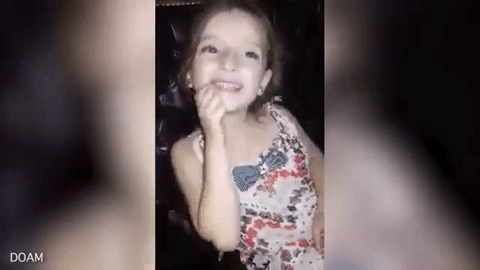 Trước khi bom nổ, cô bé Syria này vẫn say sưa ca hát đầy hạnh phúc - Ảnh 4.