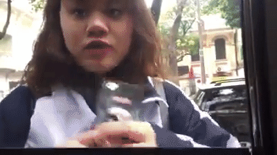 Đ&aacute;ng y&ecirc;u thật! C&ocirc; bạn chăm ch&uacute; sửa t&oacute;c, chu m&ocirc;i trước gương &ocirc; t&ocirc; m&agrave; kh&ocirc;ng biết c&oacute; người ngồi trong... - Ảnh 5.