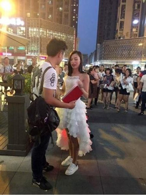 Cô gái mặc váy cưới trắng, cưỡi motor, cầm sổ hộ khẩu cầu hôn bạn trai ngay giữa quảng trường - Ảnh 2.