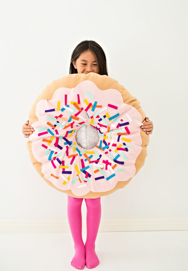 Không biết may vá cũng có thể làm được chiếc gối hình bánh Donut siêu đẹp và khéo này - Ảnh 10.