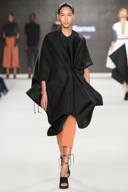 Ho&agrave;ng Th&ugrave;y tr&uacute;ng show diễn Victoria Beckham từng l&agrave;m gi&aacute;m khảo - Ảnh 1.