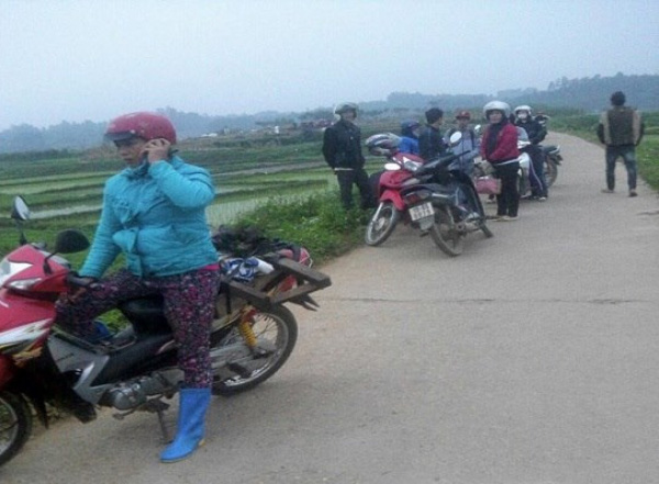 Ngất xỉu v&igrave; bị nam thanh ni&ecirc;n lạ mặt b&oacute;p cổ, sờ soạng giữa đường - Ảnh 1.