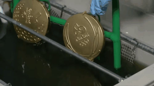 Một tấm huy chương vàng Olympic đã được sản xuất như thế nào? - Ảnh 7.