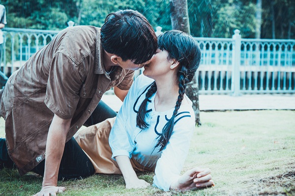 Tim và Trương Quỳnh Anh khóa môi ngọt ngào trên phim trường Hình Nhân - Ảnh 1.