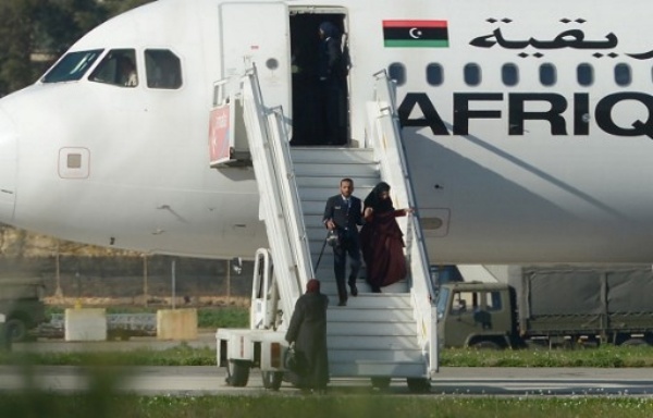 Không tặc trên máy bay Libya đầu hàng, toàn bộ 118 người đã được thả - Ảnh 6.