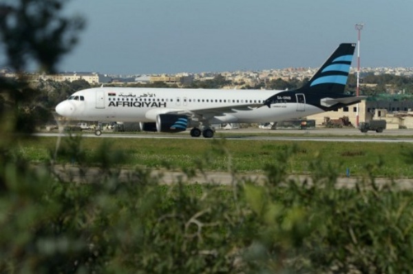 Không tặc trên máy bay Libya đầu hàng, toàn bộ 118 người đã được thả - Ảnh 7.