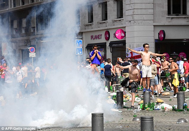 Euro 2016 và bóng ma hooligan đang trở lại - Ảnh 1.