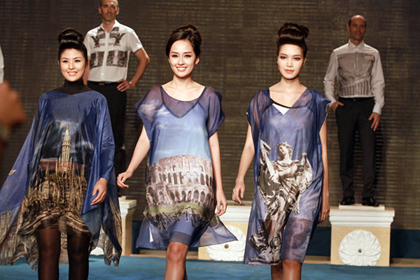 Sàn catwalk - Mặt trận mới để các Hoa hậu, Á hậu thi thố tài sắc - Ảnh 12.