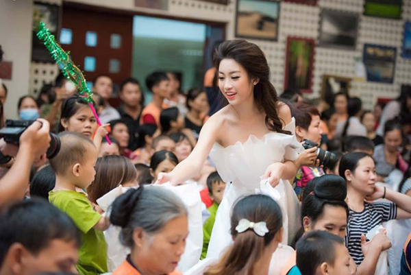 Mới chập chững v&agrave;o Vbiz, Hoa hậu Mỹ Linh đ&atilde; chứng tỏ được bản lĩnh mặc đẹp - Ảnh 3.