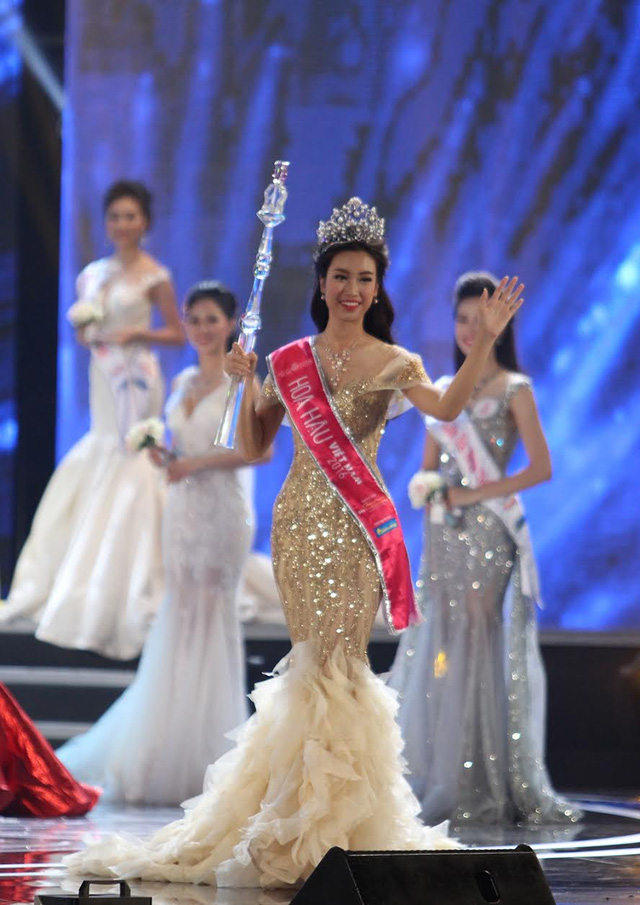 Vừa đăng quang, Hoa hậu Đỗ Mỹ Linh đã bị phát hiện mặc váy na ná Á hậu Huyền My - Ảnh 1.
