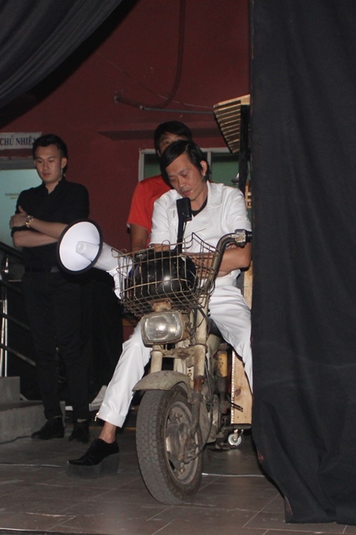 Danh hài Hoài Linh ngủ gật trong lúc tổng duyệt chương trình - Ảnh 3.
