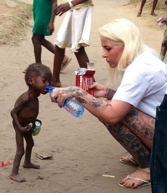 Bức ảnh đau lòng về cậu bé bị bỏ đói đến suýt chết trên đường phố Nigeria - Ảnh 1.
