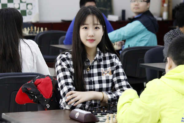 Gương mặt xinh hút hồn của thiếu nữ đánh cờ vua đến từ Trung Quốc - Ảnh 1.