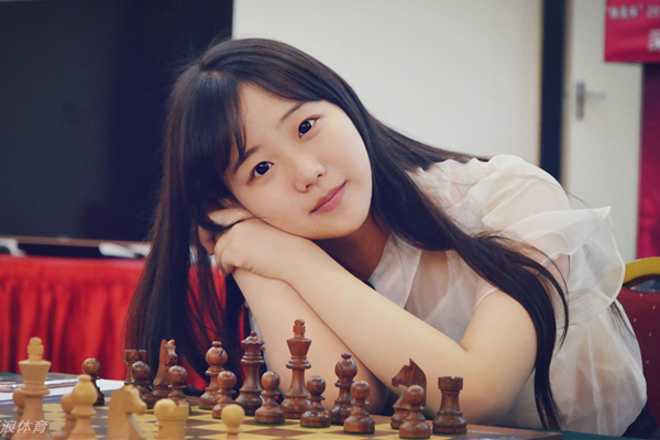 Gương mặt xinh hút hồn của thiếu nữ đánh cờ vua đến từ Trung Quốc - Ảnh 2.