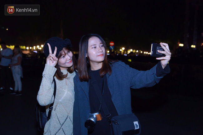 Giới trẻ Hà Nội đổ xuống đường chạy show các sự kiện hoành tráng đêm Giao thừa - Ảnh 7.