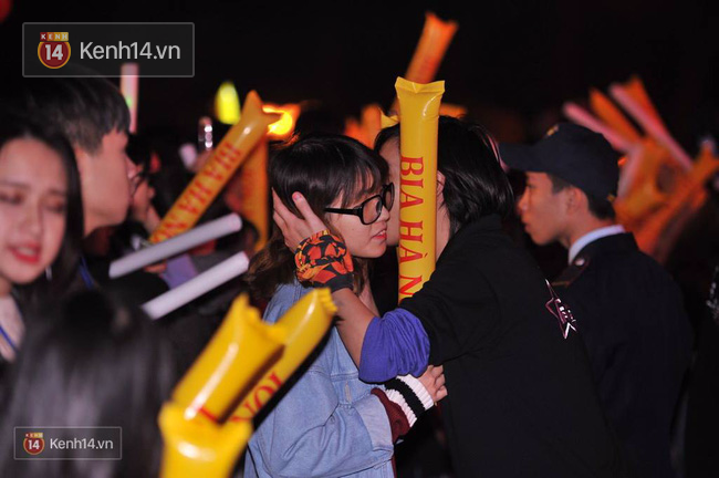 Giới trẻ Hà Nội đổ xuống đường chạy show các sự kiện hoành tráng đêm Giao thừa - Ảnh 17.