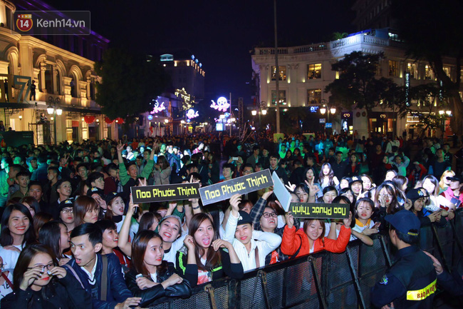 Giới trẻ Hà Nội đổ xuống đường chạy show các sự kiện hoành tráng đêm Giao thừa - Ảnh 12.