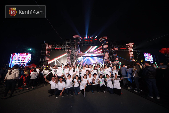 Giới trẻ Hà Nội đổ xuống đường chạy show các sự kiện hoành tráng đêm Giao thừa - Ảnh 16.