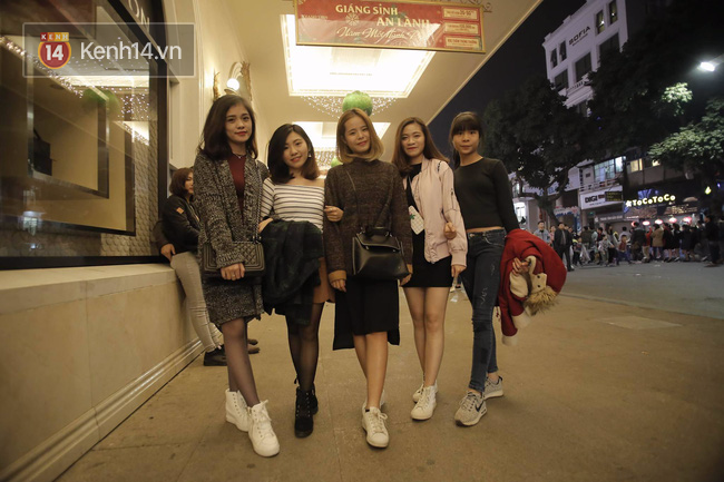 Giới trẻ Hà Nội đổ xuống đường chạy show các sự kiện hoành tráng đêm Giao thừa - Ảnh 5.