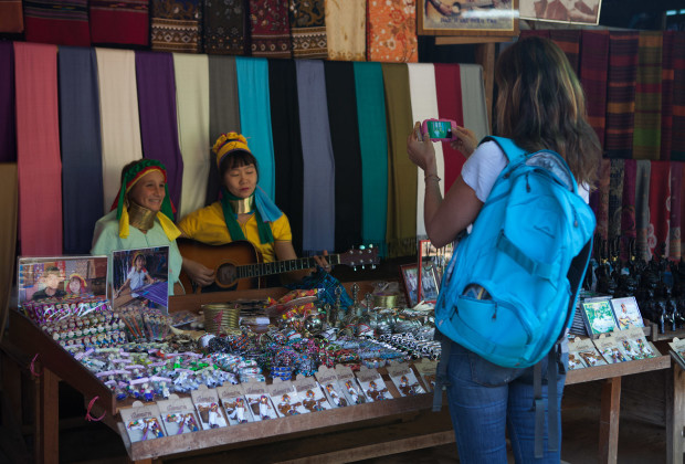 Vườn thú người: nơi những người phụ nữ cổ dài Myanmar làm đồ trưng bày cho khách du lịch Thái Lan - Ảnh 3.