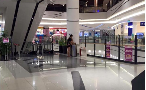 Cảnh tượng phản cảm: Bà mẹ cho con đi vệ sinh vào thùng rác ở Aeon Mall Long Biên - Ảnh 2.