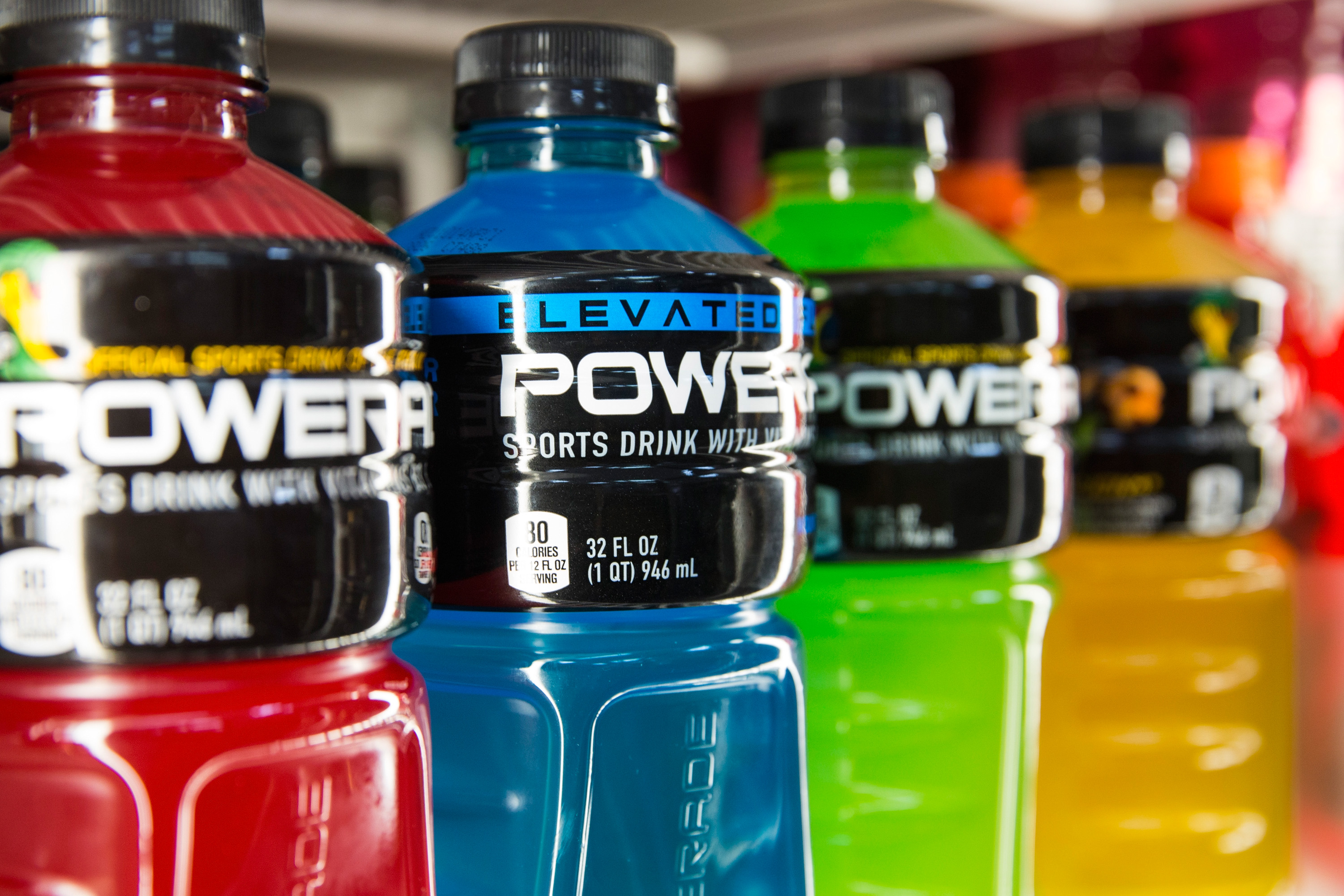 Изотоник что это. Изотоник Powerade. Powerade напиток Coca Cola. Спортивные энергетические напитки. Спорт напиток.